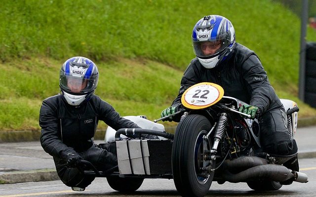 Instructions sur la fixation d'un side-car de l'Oural à une motocyclette