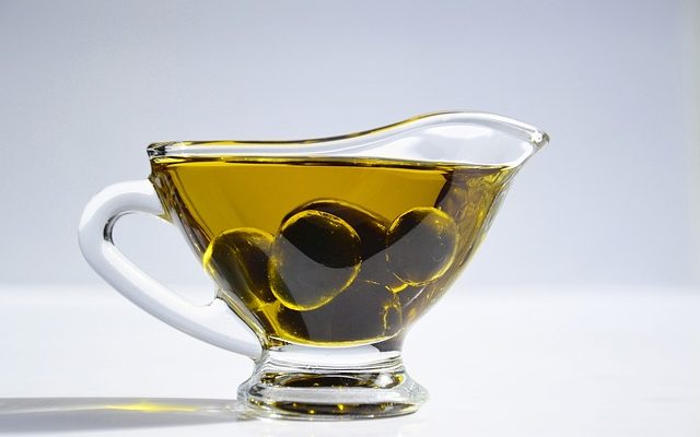 Un bain fait maison avec du sel d'epsom et de l'huile d'olive.