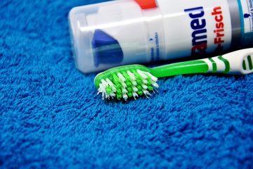 Comment changer la pile d'une brosse à dents Oral B Cross Action Power ?