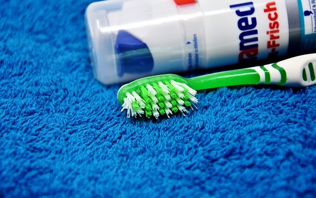 Comment changer la pile d'une brosse à dents Oral B Cross Action Power ?