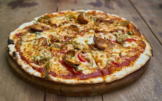 Comment mettre de la mozzarella entière fraîche sur une pizza ?