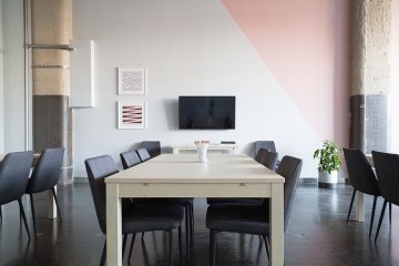 Comment rembourrer une chaise de salle à manger avec des sangles de jute.