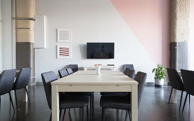 Comment rembourrer une chaise de salle à manger avec des sangles de jute.