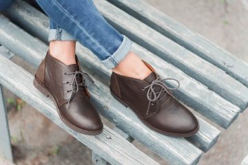 Des conseils de style masculin pour des chaussures brunes et un costume.