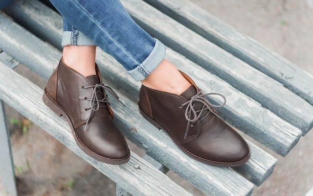 Des conseils de style masculin pour des chaussures brunes et un costume.