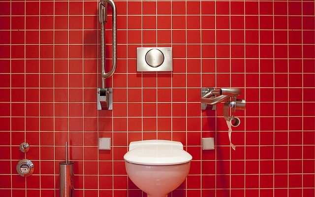 La meilleure façon de couper le bâton et de peler les carreaux de vinyle pour qu'ils s'ajustent autour d'un Toliet.