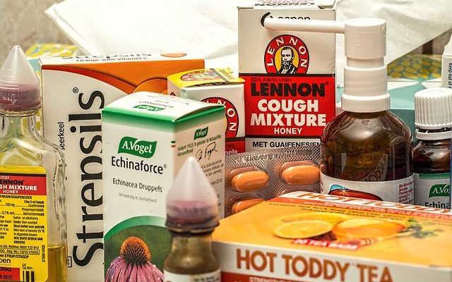 Remèdes à la maison pour une toux et des démangeaisons de la gorge.
