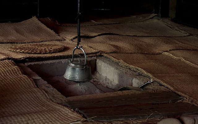 Comment décorer une cheminée derrière un poêle à bois.