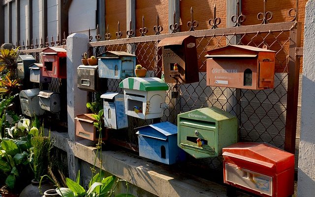 Une bonne façon d'inclure à la fois la boîte postale et l'adresse postale sur le courrier.