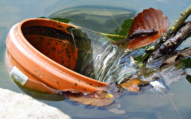 Comment construire une chute d'eau à partir de pots et de roches.