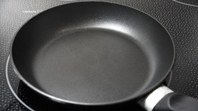 Comment nettoyer une casserole en acier inoxydable dans laquelle l'eau a brûlé à sec.