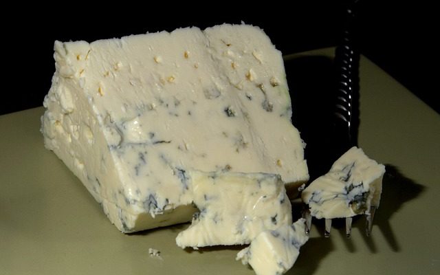 Est-il dangereux de manger des moisissures sur le fromage ?
