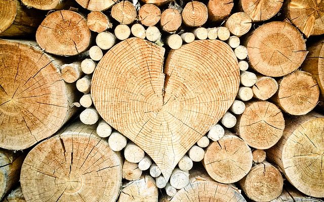 Idées d'artisanat avec des coeurs en bois