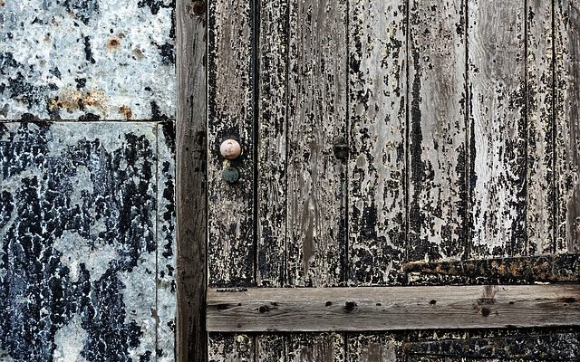 Comment enlever la peinture des charnières de porte