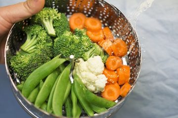 Comment faire cuire des légumes à la vapeur dans un four à micro-ondes Tupperware.