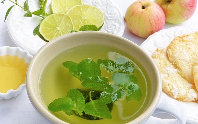 Comment faire du miel et du sirop de remède maison au miel et au citron pour apaiser la toux et les maux de gorge.