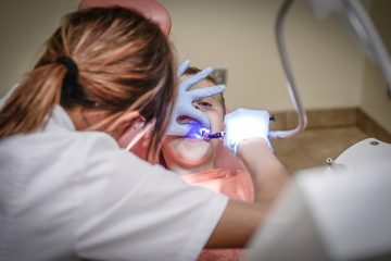 Des façons faciles d'enlever le vieux mastic d'une vitre de fenêtre.