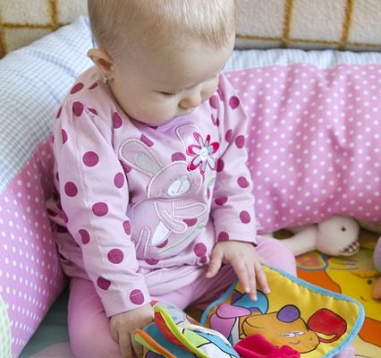 Qu'est-ce qui cause une langue à manteau blanc chez les enfants ?