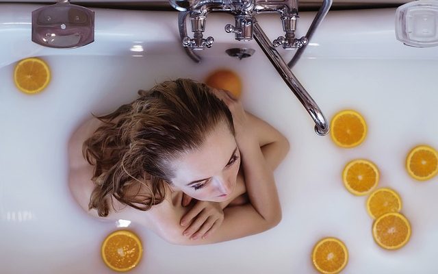 Avec quoi peut-on peindre l'intérieur d'une baignoire en fonte ?