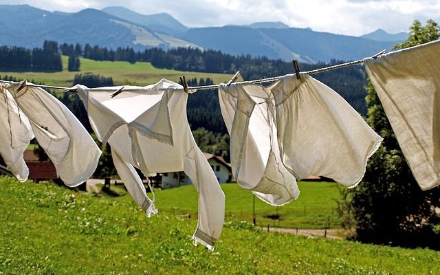 Comment enlever les taches jaunes sur le linge blanc