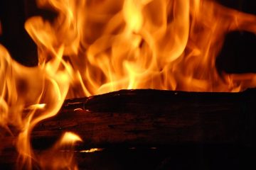 Comment faire un feu de bois dans une fosse à barbecue