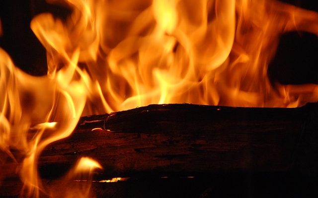Comment faire un feu de bois dans une fosse à barbecue
