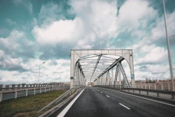 Comment fixer une clôture à un mur de blocs de béton existant