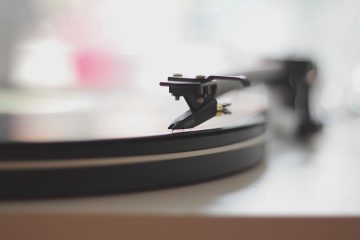 Comment installer des carreaux de céramique sur un plancher de vinyle