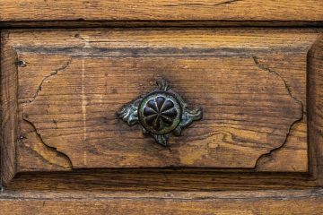 Comment nettoyer et teindre les portes en bois extérieures en bois