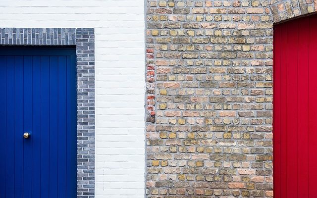 Comment peindre une porte de garage en métal