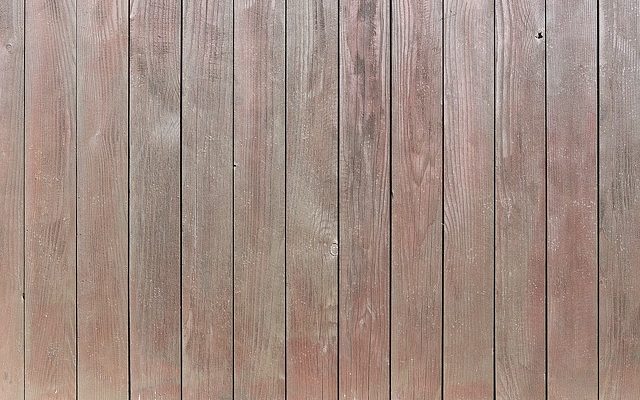 Comment enlever les taches d'eau d'une surface en bois laqué.