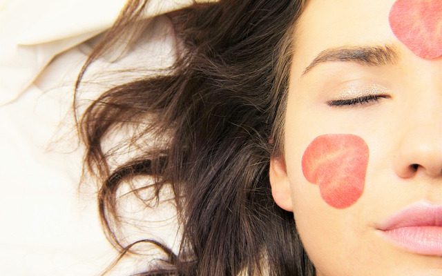 Comment traiter l'acné autour des lèvres rapidement