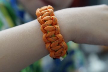 Comment tresser un bâton de marche Paracord