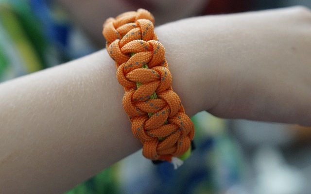 Comment tresser un bâton de marche Paracord