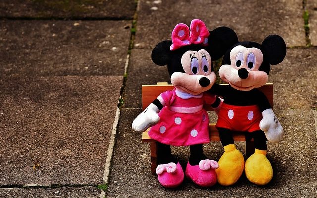 Comment faire un masque en papier de Mickey Minnie.