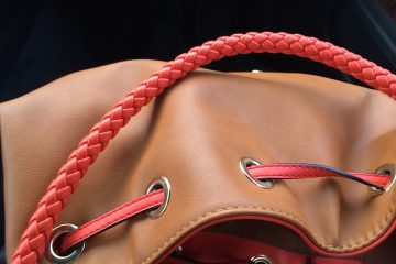 Comment nouer une corde à nouer au dos d'une cravate de cordon