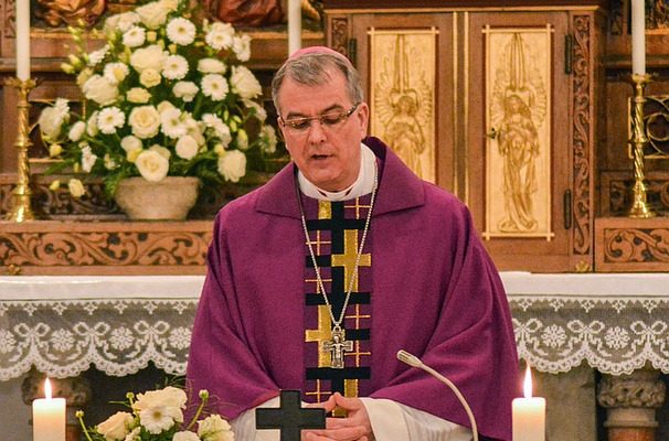 La différence entre un administrateur et un diacre dans l'église.