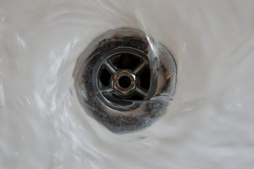 Raisons d'un drain de douche pour sentir l'odeur