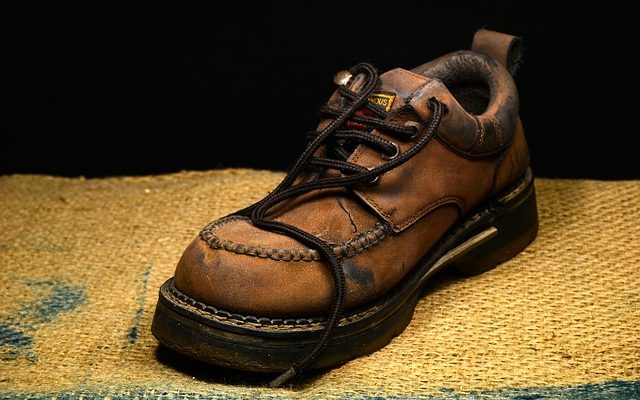 Comment réparer une petite fissure dans le fond des chaussures à semelles en caoutchouc