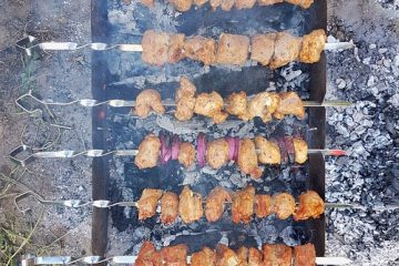 La meilleure façon d'attendrir un steak de surlonge pour la cuisson sur le gril.