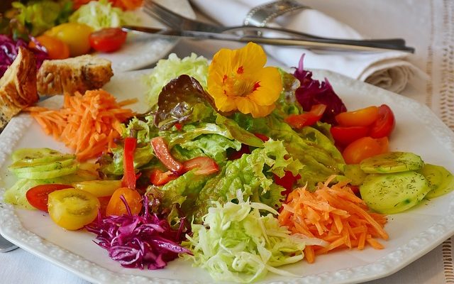 Salades à emporter avec un dîner au jambon