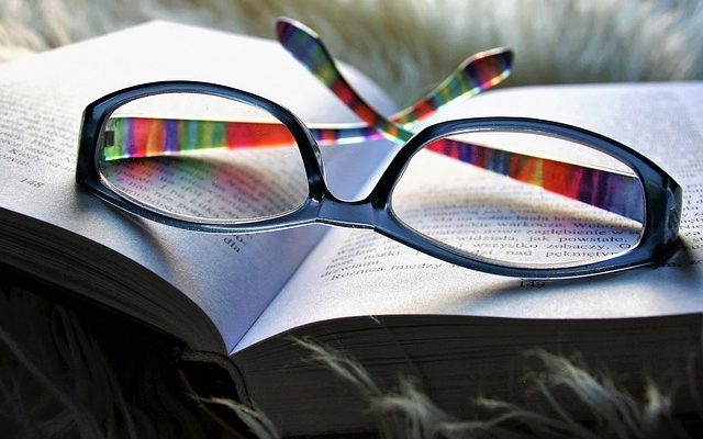 Comment enlever les égratignures des lunettes de lecture