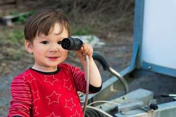 Comment enseigner aux enfants autistes à cesser de toucher les autres.