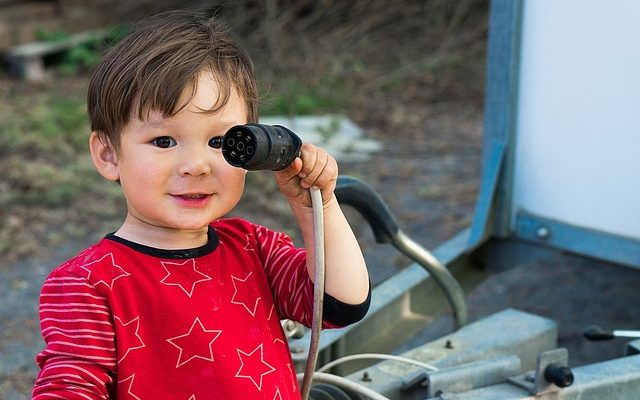 Comment enseigner aux enfants autistes à cesser de toucher les autres.