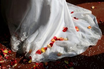 Comment faire vos propres confettis de pétales de mariage