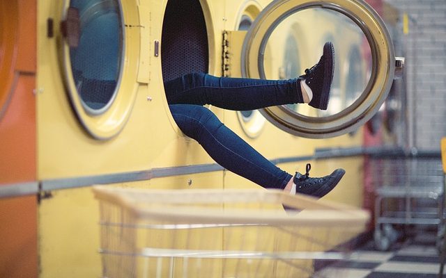 Comment nettoyer et désodoriser une machine à laver et des vêtements.