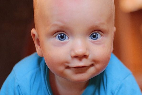 Comment savoir quand les dents sont sur le point de sortir sur un bébé ?