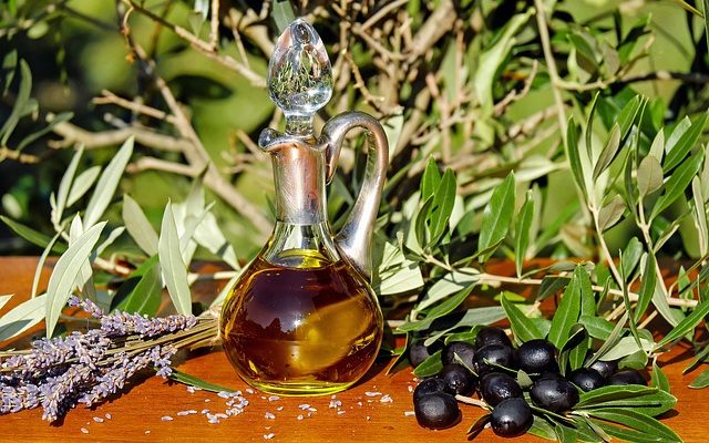Comment verser de l'huile d'olive en filet sur les aliments