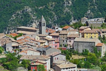 Couleurs qui vont avec la vieille brique rouge pour un porche