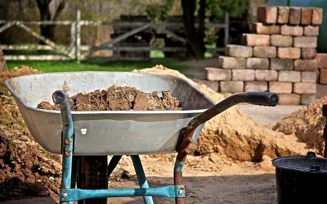 Comment accrocher une brouette